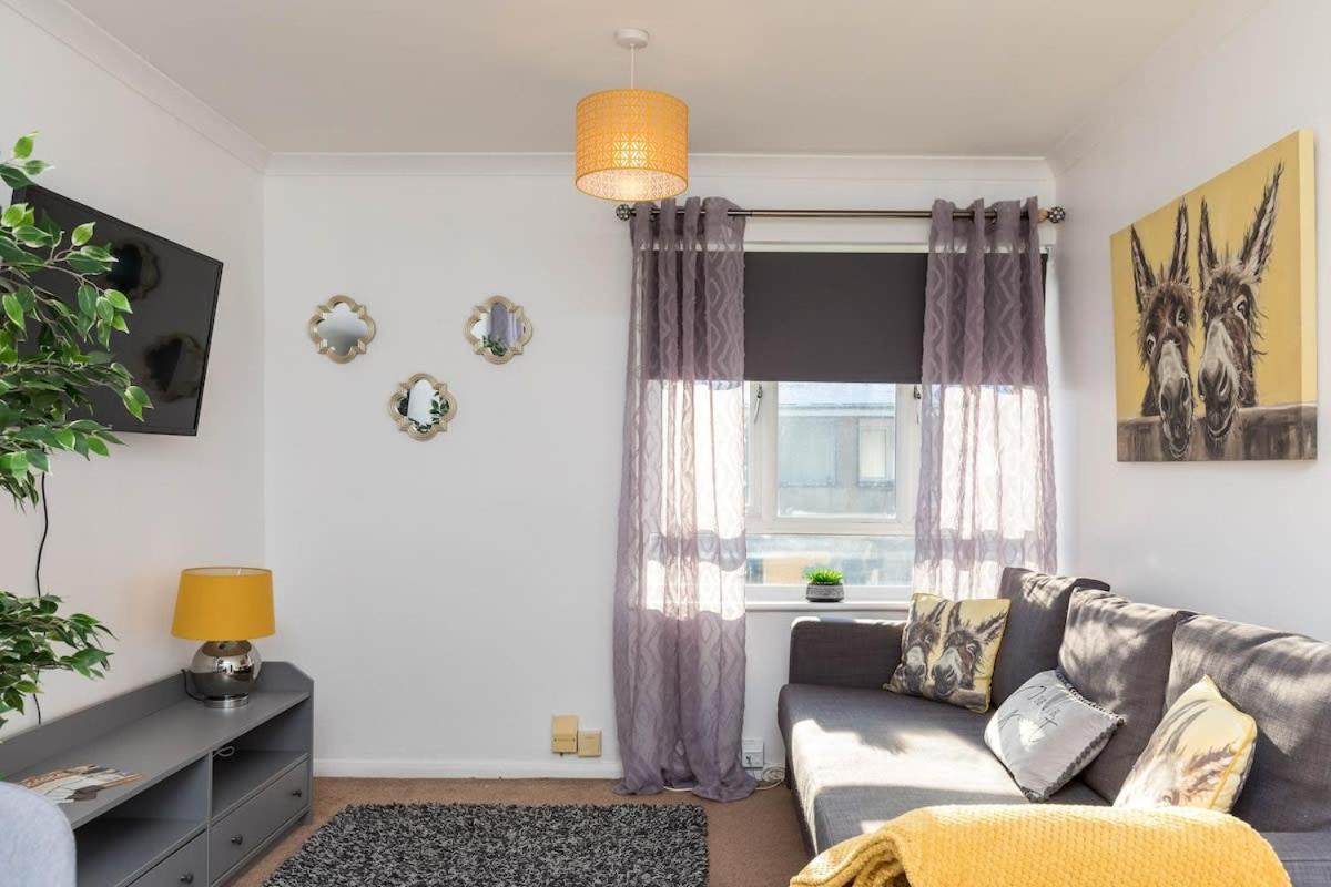 19A The Broadwalk - Cozy 1Br In The Heart Of Crawley Near Gatwick Airport Great For Contractors And Flight Crew Students Villa Exterior photo